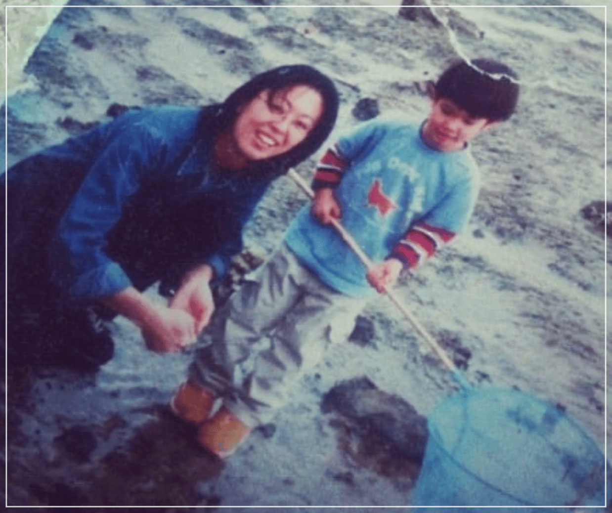 母親と一緒に潮干狩りをする幼少期のコナン・グレイ