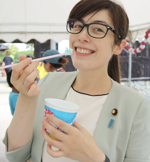 かき氷を片手に微笑むメガネ姿のかわいい小野田紀美