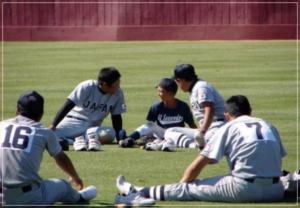 高校野球日本代表選手たちと交流する少年だったヌートバー選手